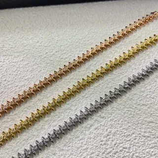 Collier métallique orné de cristaux et de piques