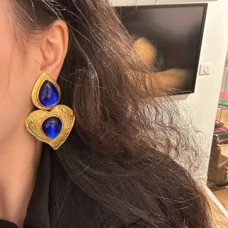 Brincos statement de cabochon de lágrima dupla de tom dourado texturizado
