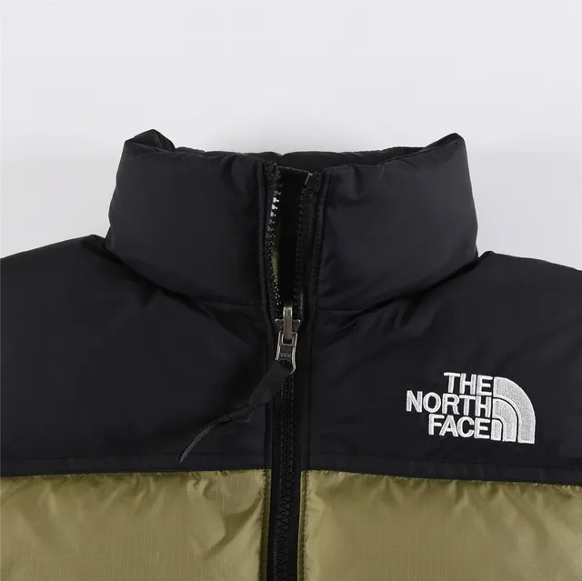 The East Fiona 1996 Classic blanc et noir silhouette boxy matelassage horizontal blouson en duvet 7