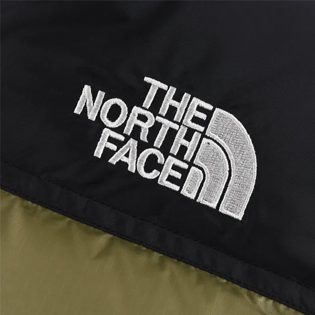 The East Fiona 1996 Classic blanc et noir silhouette boxy matelassage horizontal blouson en duvet 8
