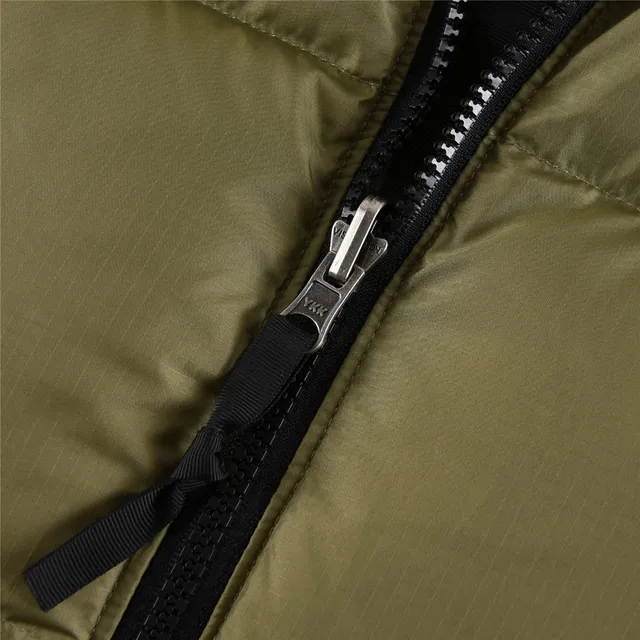 The East Fiona 1996 Classic blanc et noir silhouette boxy matelassage horizontal blouson en duvet 9