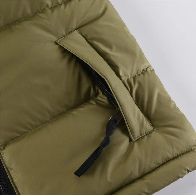 The East Fiona 1996 Classic blanc et noir silhouette boxy matelassage horizontal blouson en duvet 10