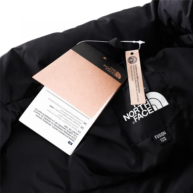 The East Fiona 1996 Classic blanc et noir silhouette boxy matelassage horizontal blouson en duvet 21