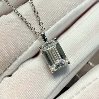 Collier en argent avec pierre de coupe émeraude transparente à quatre griffes