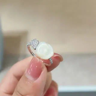 白色雕刻玫瑰与镶钻心形戒指