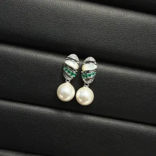 Brincos pendentes de pérolas brancas e verdes