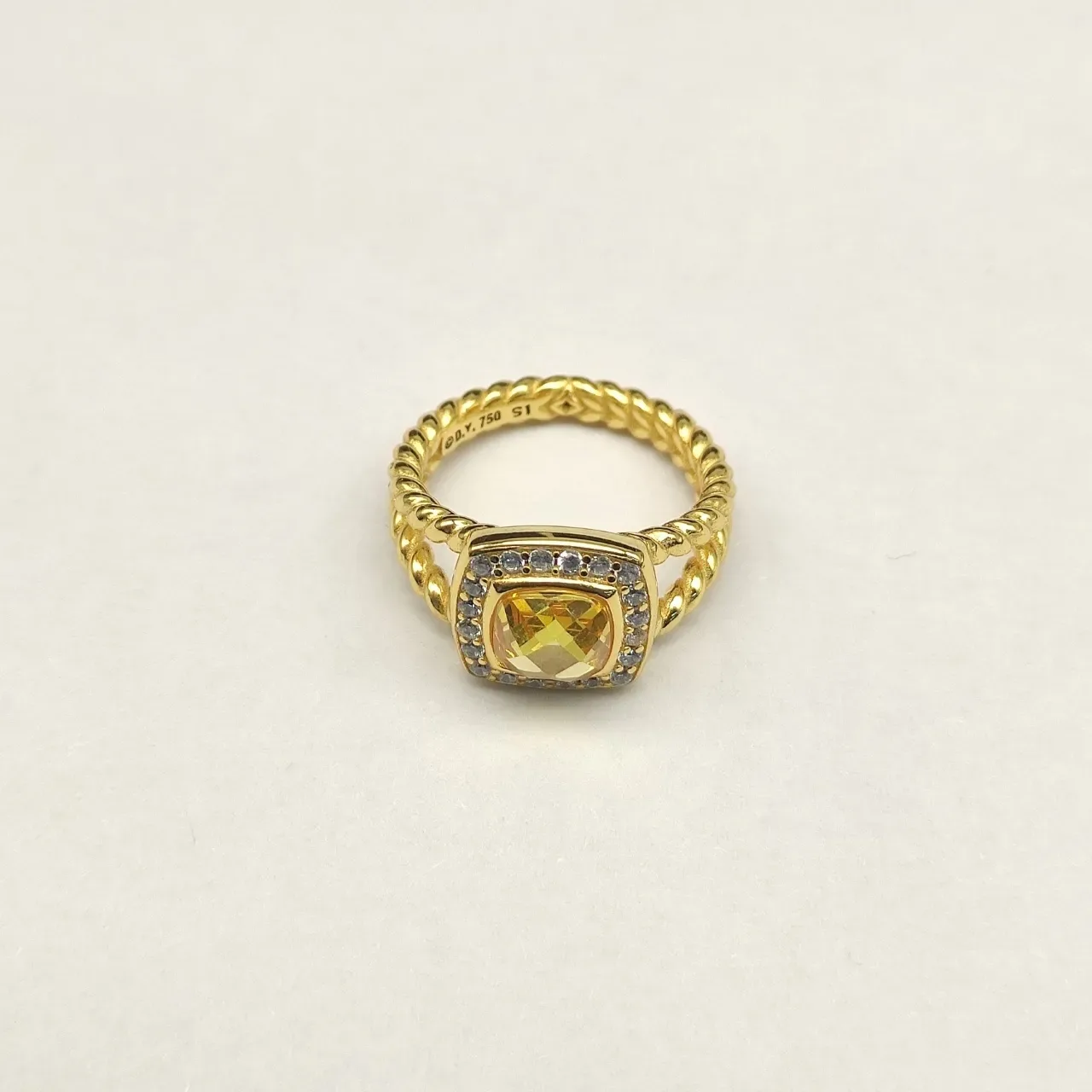 Anel ouro amarelo corte almofada pedra central halo pavé pedras claras 2