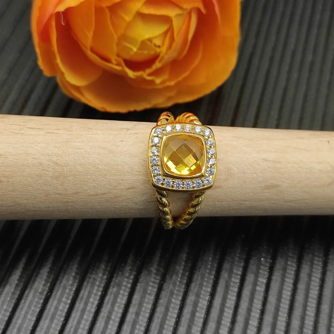 Anel ouro amarelo corte almofada pedra central halo pavé pedras claras 3