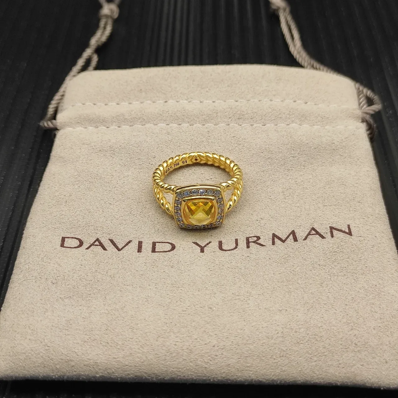Anel ouro amarelo corte almofada pedra central halo pavé pedras claras 5