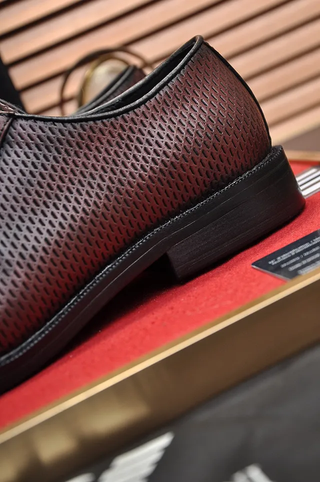 Giorgio Armani Chaussures Oxford en cuir perforé bordeaux 2