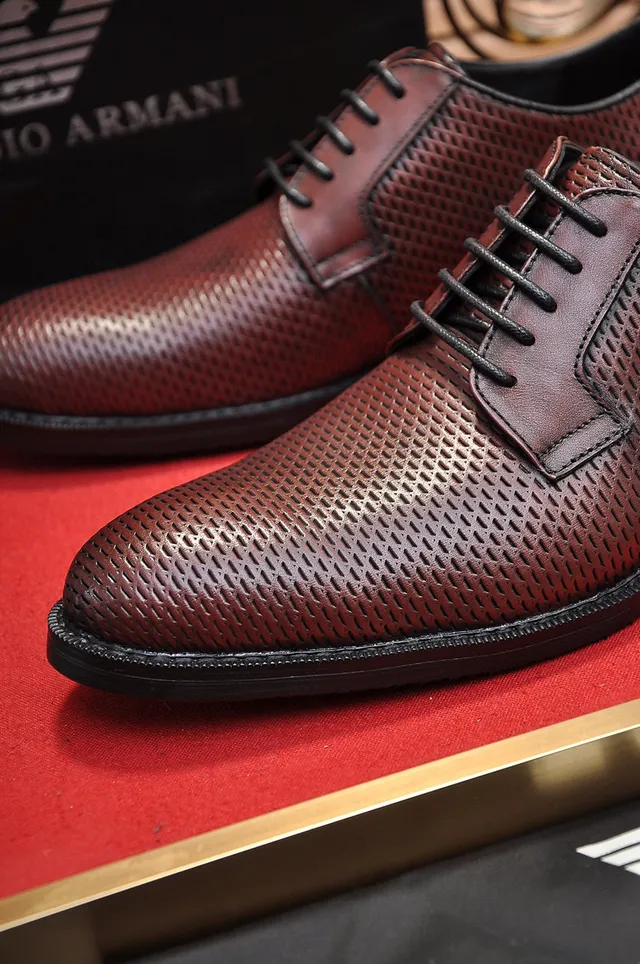 Giorgio Armani Chaussures Oxford en cuir perforé bordeaux 3