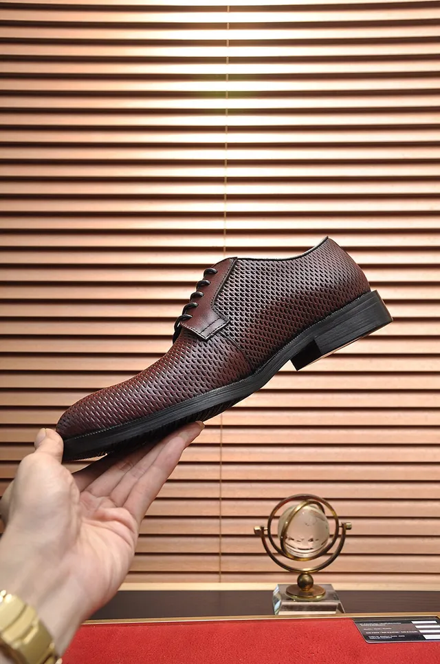 Giorgio Armani Chaussures Oxford en cuir perforé bordeaux 4