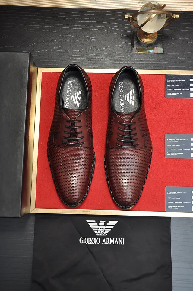 Giorgio Armani Chaussures Oxford en cuir perforé bordeaux 9