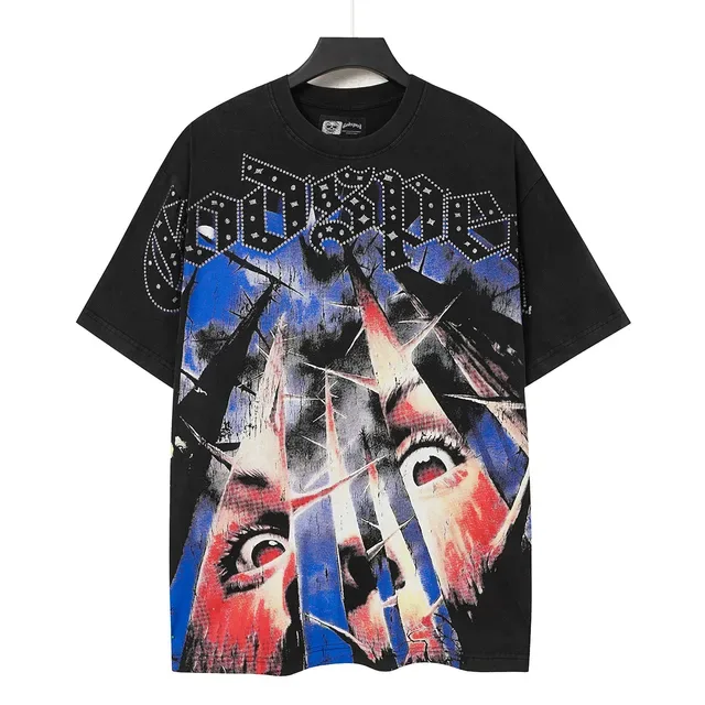 Camiseta Godspeed com estampa gráfica de logo de rebites e rosto distorcido 4