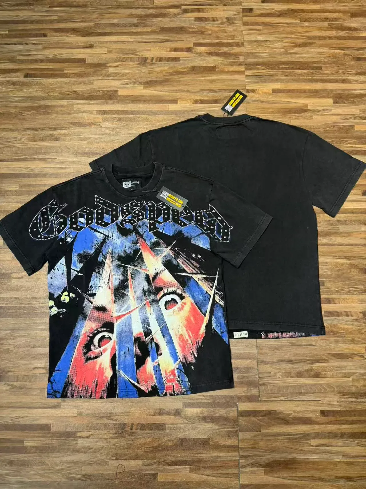 Camiseta Godspeed com estampa gráfica de logo de rebites e rosto distorcido 9