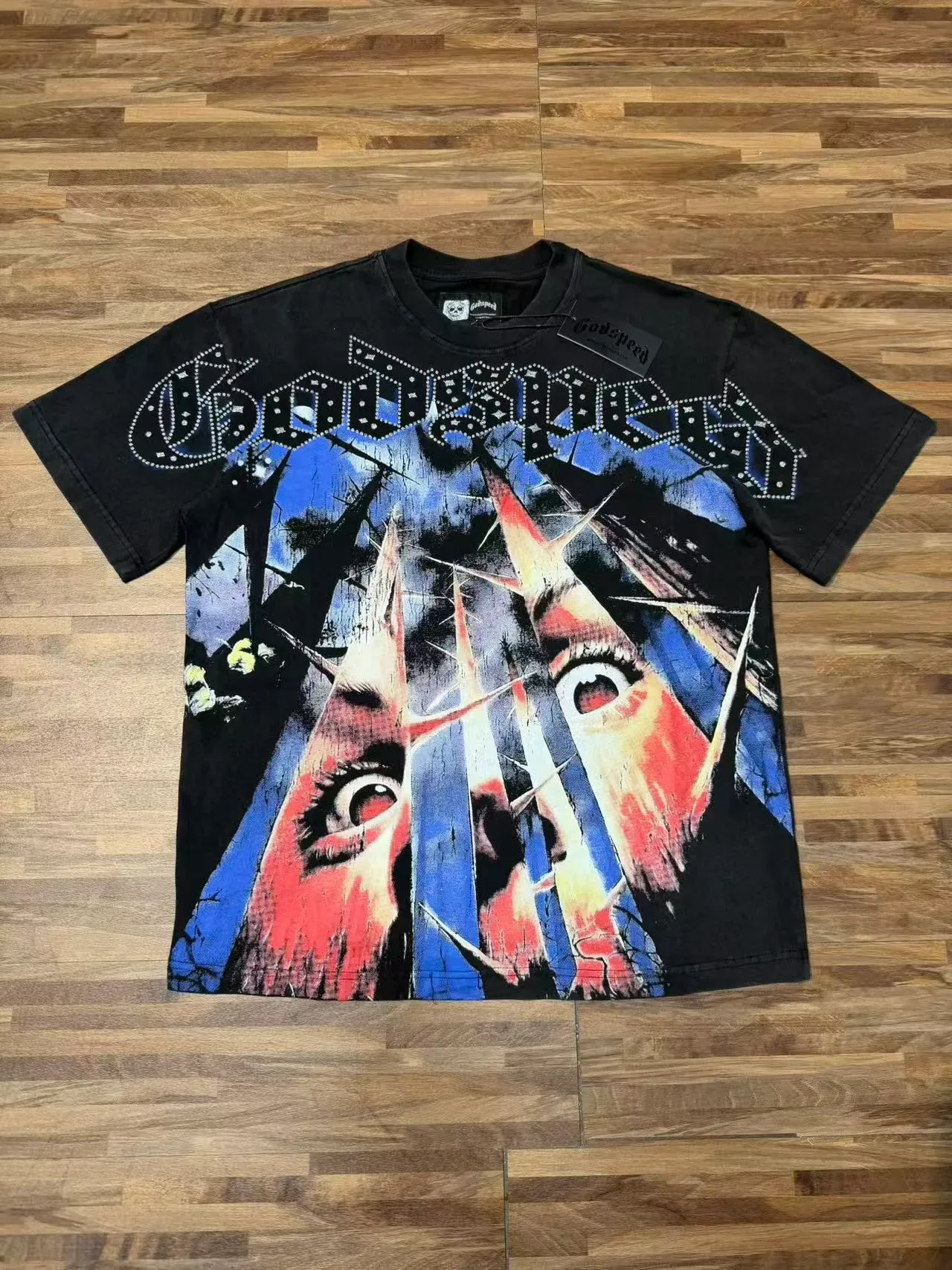 Camiseta Godspeed com estampa gráfica de logo de rebites e rosto distorcido 10
