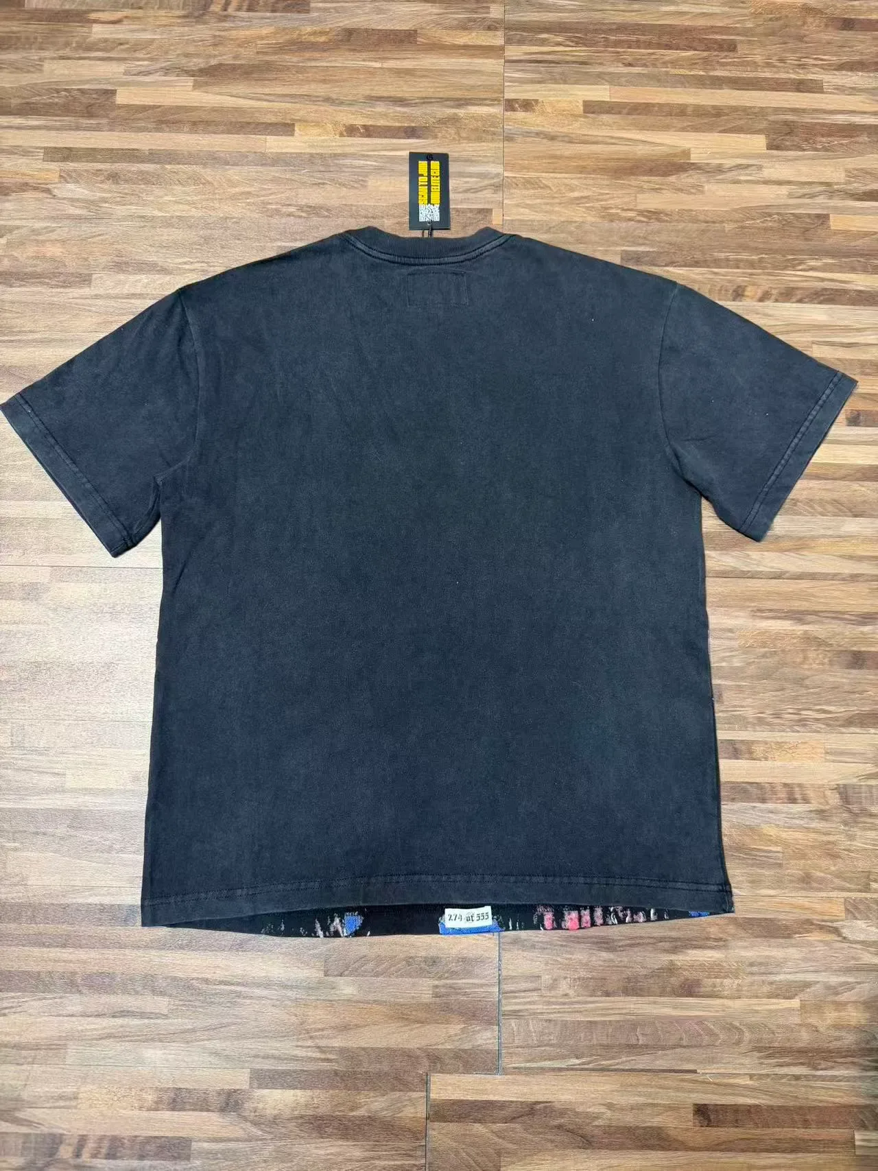 Camiseta Godspeed com estampa gráfica de logo de rebites e rosto distorcido 11