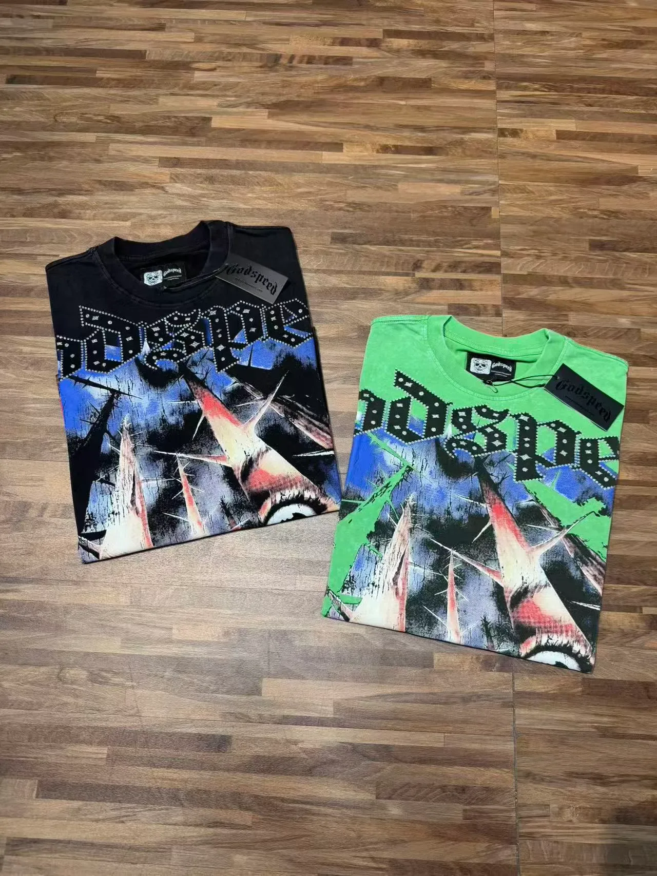 Camiseta Godspeed com estampa gráfica de logo de rebites e rosto distorcido 15
