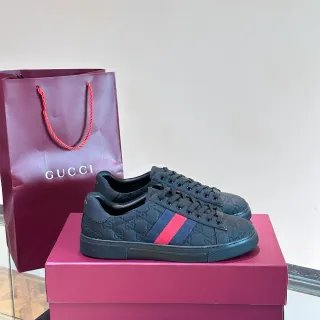 Gucci Ace কালো লাল GG Monogram এমবসড চামড়া ওয়েব স্ট্রাইপ ডিটেল লাইফস্টাইল স্নিকার
