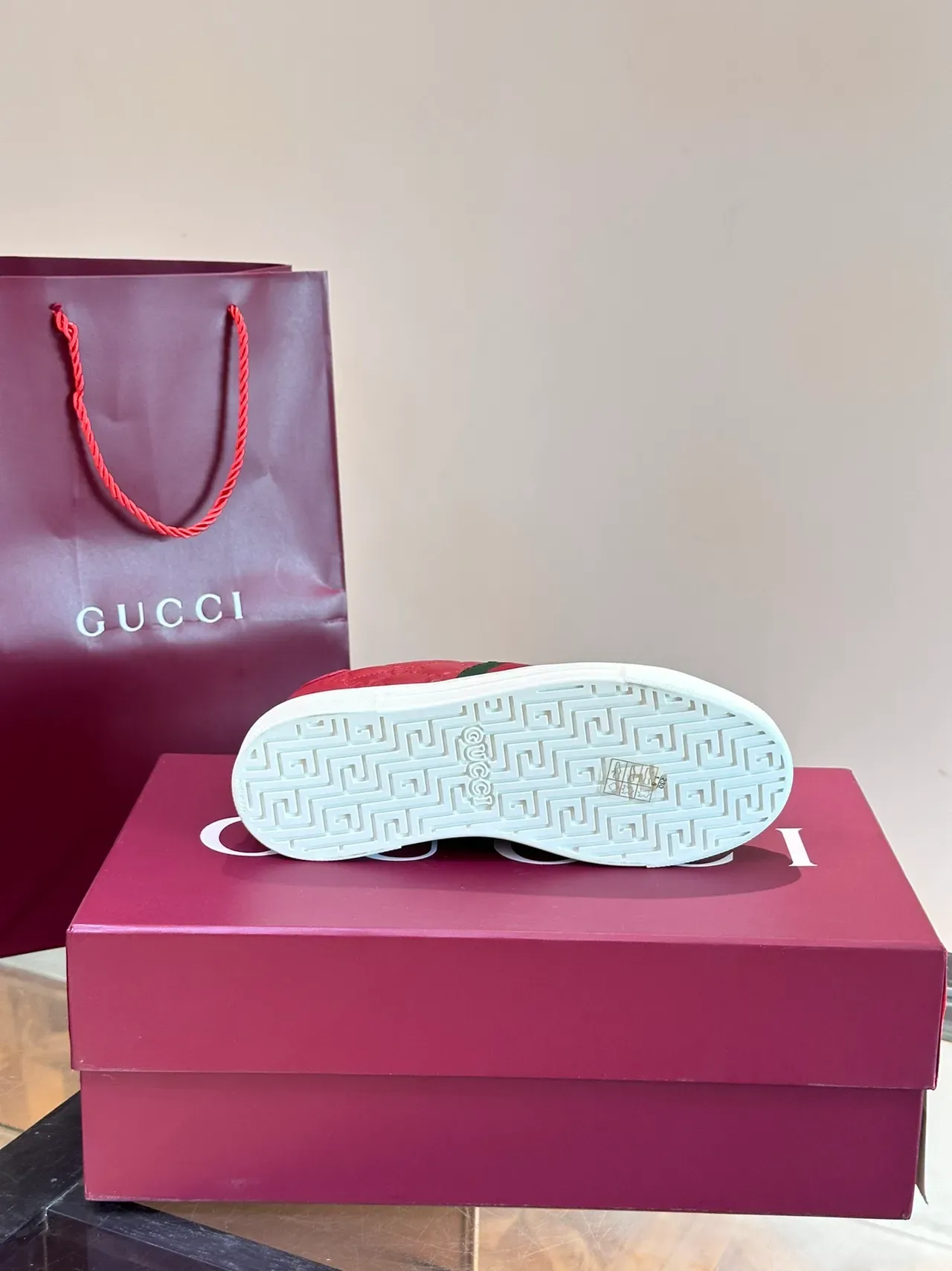 Gucci Ace Sneakers Lifestyle Cuir Rouge Rayures Web 2