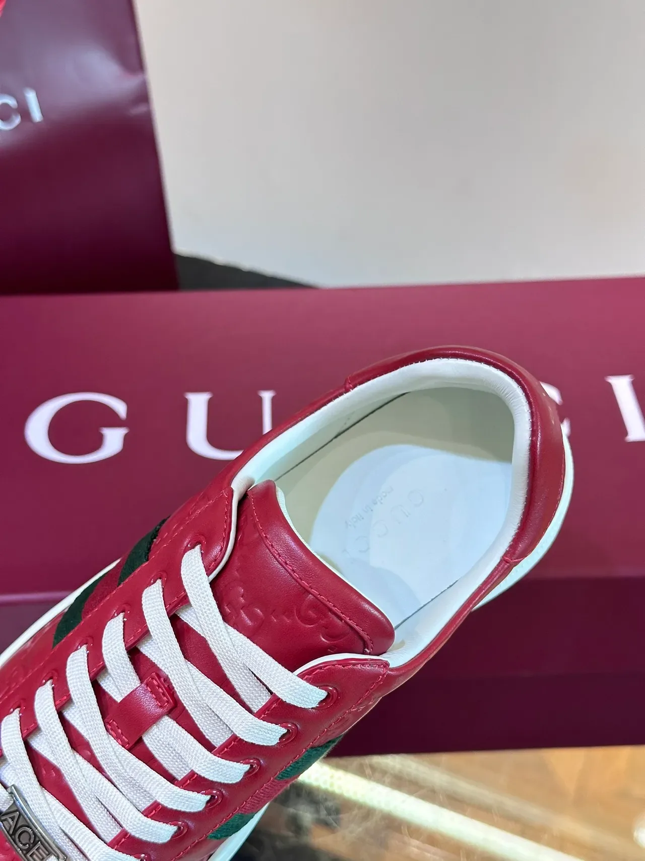 Gucci Ace Sneakers Lifestyle Cuir Rouge Rayures Web 3