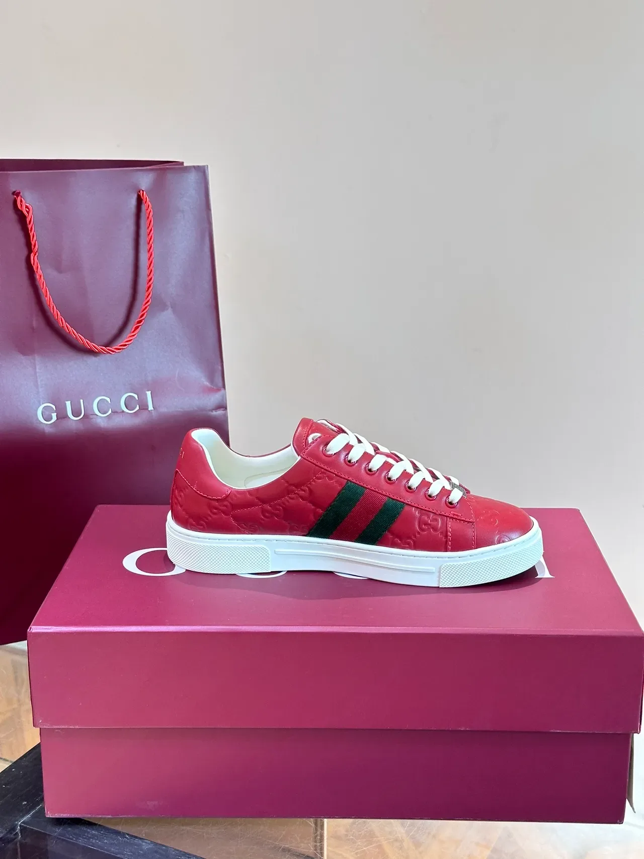Gucci Ace Sneakers Lifestyle Cuir Rouge Rayures Web 4