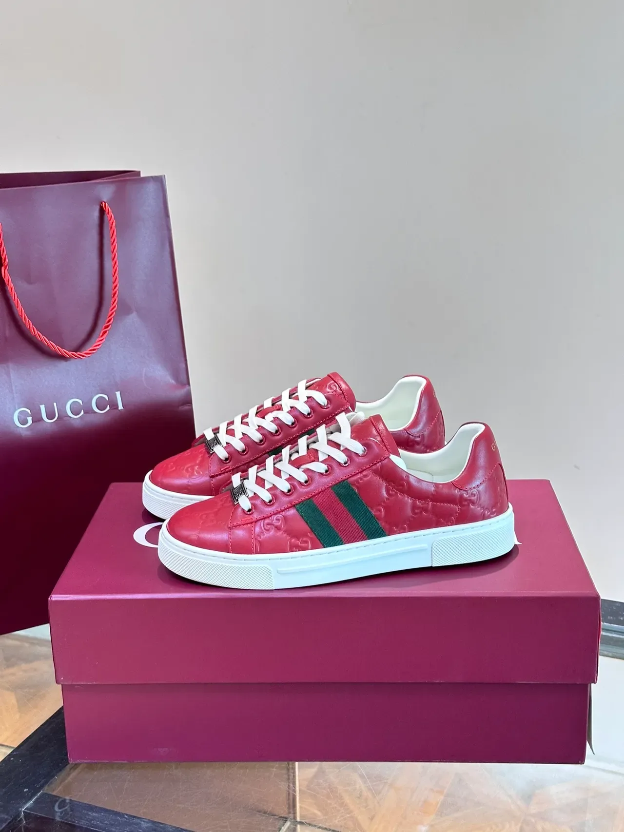 Gucci Ace Sneakers Lifestyle Cuir Rouge Rayures Web 5