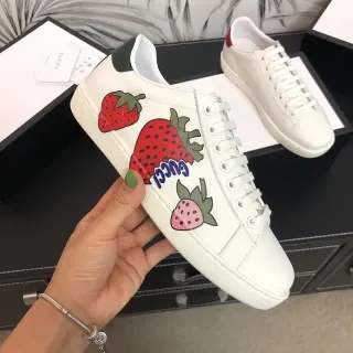 Gucci Ace سينيكرز لايف ستايل أبيض بطبعة الفراولة