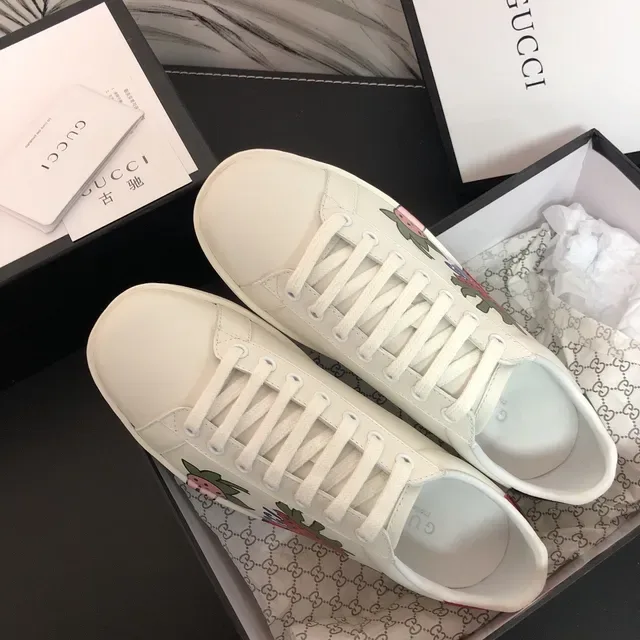 Gucci Ace Sneakers Lifestyle Imprimé Fraise Blanc 5