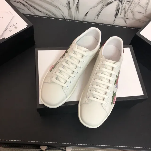 Gucci Ace Sneakers Lifestyle Imprimé Fraise Blanc 9
