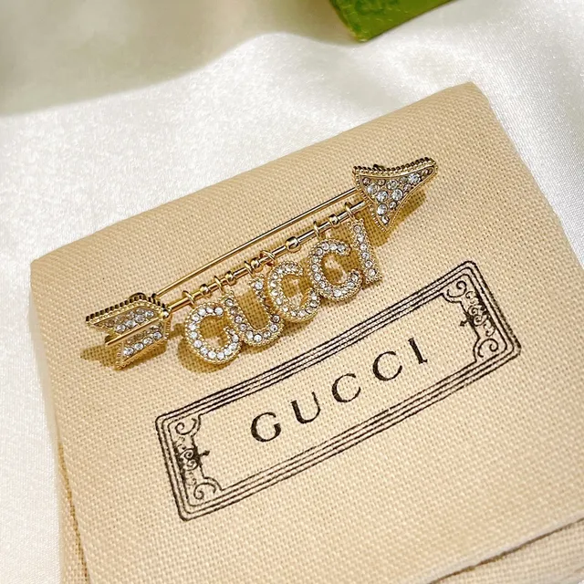 Gucci Broche de Flecha de Cristal Chaqueta de Pata de Oso 4