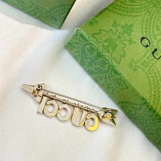 Gucci Broche de Flecha de Cristal Chaqueta de Pata de Oso 7
