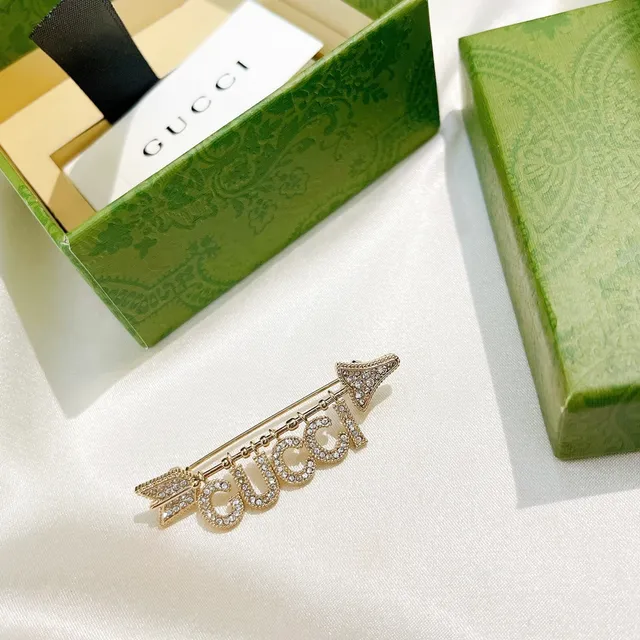 Gucci Broche de Flecha de Cristal Chaqueta de Pata de Oso 8