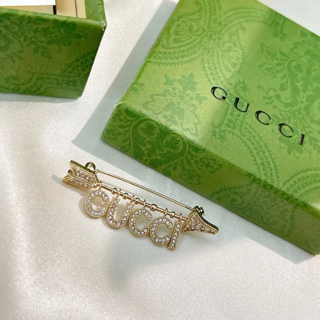 Gucci Broche de Flecha de Cristal Chaqueta de Pata de Oso 9