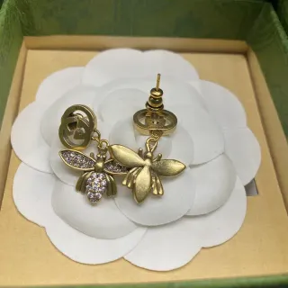 أقراط Gucci Bee غير متماثلة كريستال ولون ذهبي