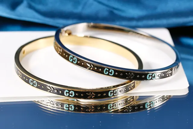 গুসি কালো সোনা এনামেল ব্যাঙ্গল ট্রিপল-স্ট্যাক ব্রেসলেট 5