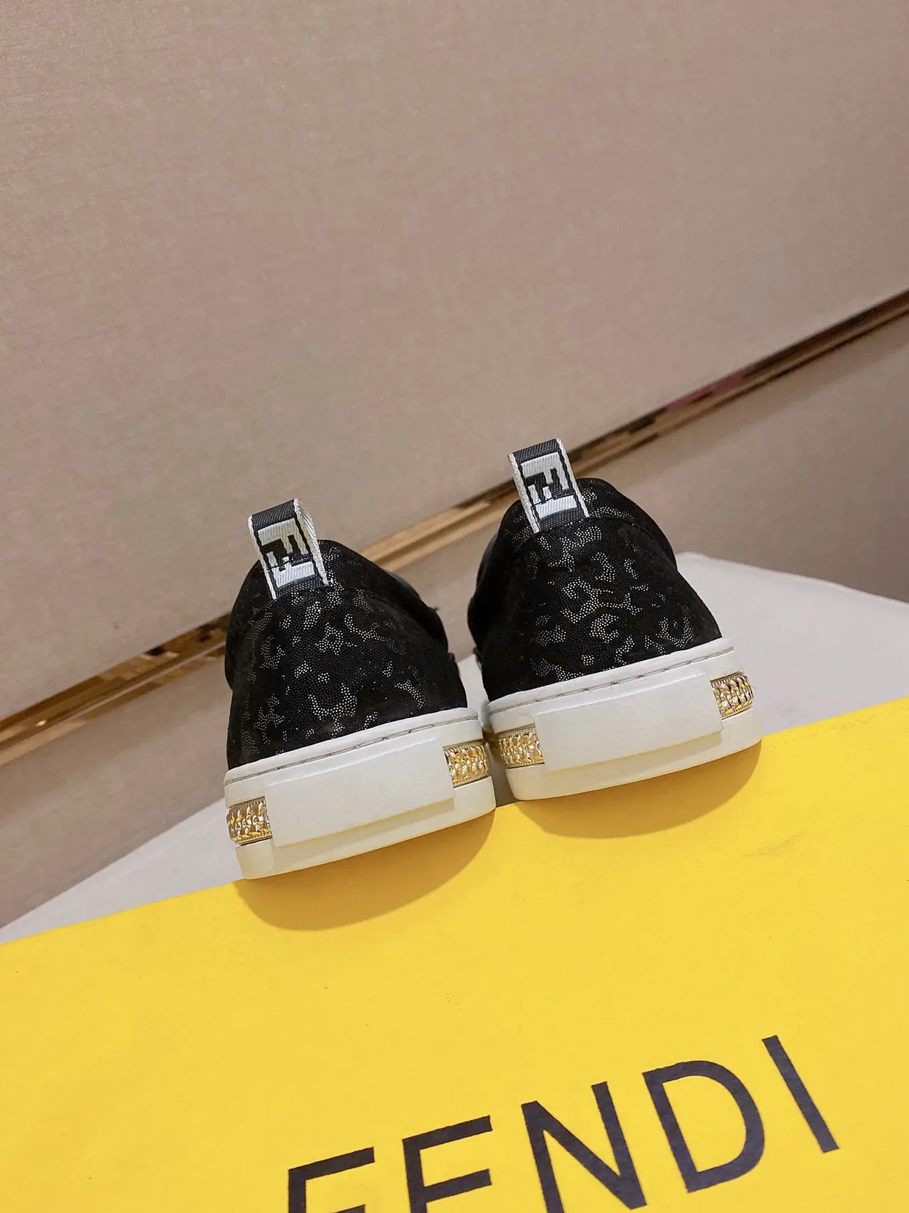 Gucci Tênis Lifestyle Preto Dourado Slip-On GG Monograma Print 3