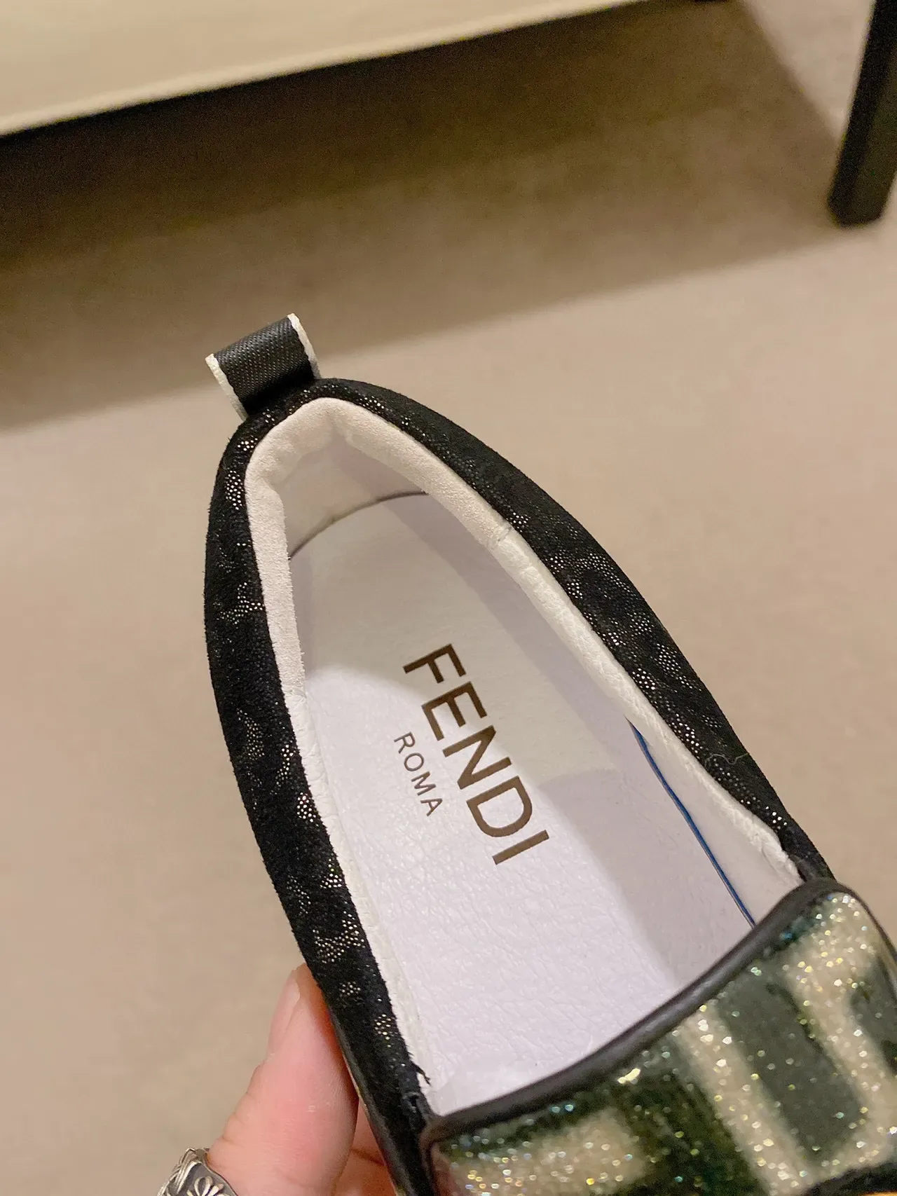 Gucci Tênis Lifestyle Preto Dourado Slip-On GG Monograma Print 4