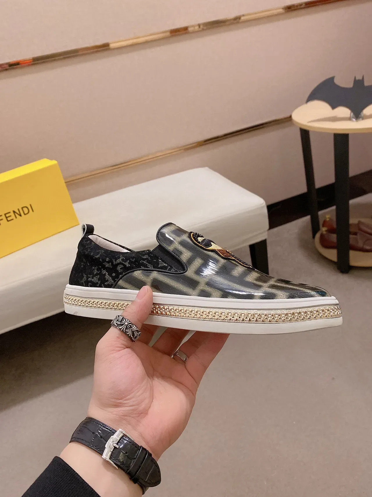 Gucci Tênis Lifestyle Preto Dourado Slip-On GG Monograma Print 7