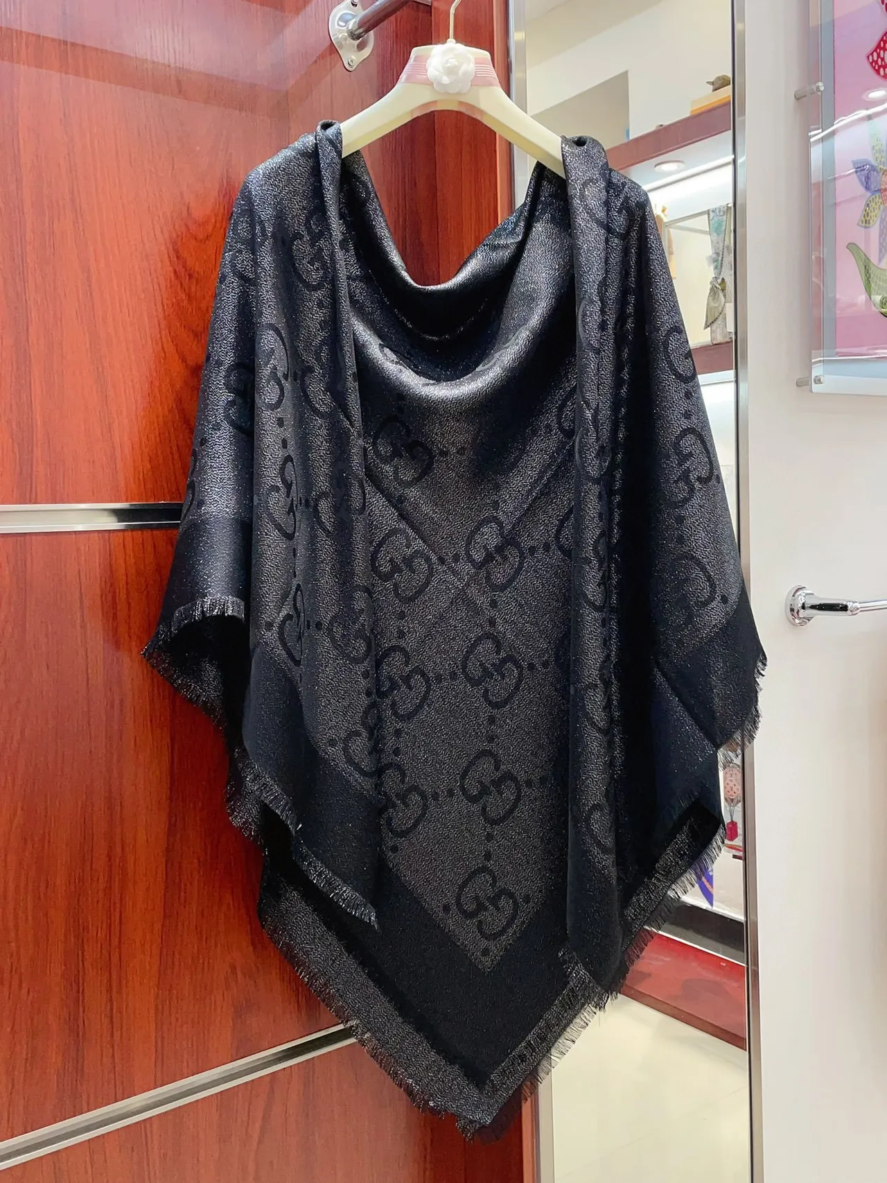 Gucci Écharpe de Soie Noire Métallisée Tachetée à Franges 7