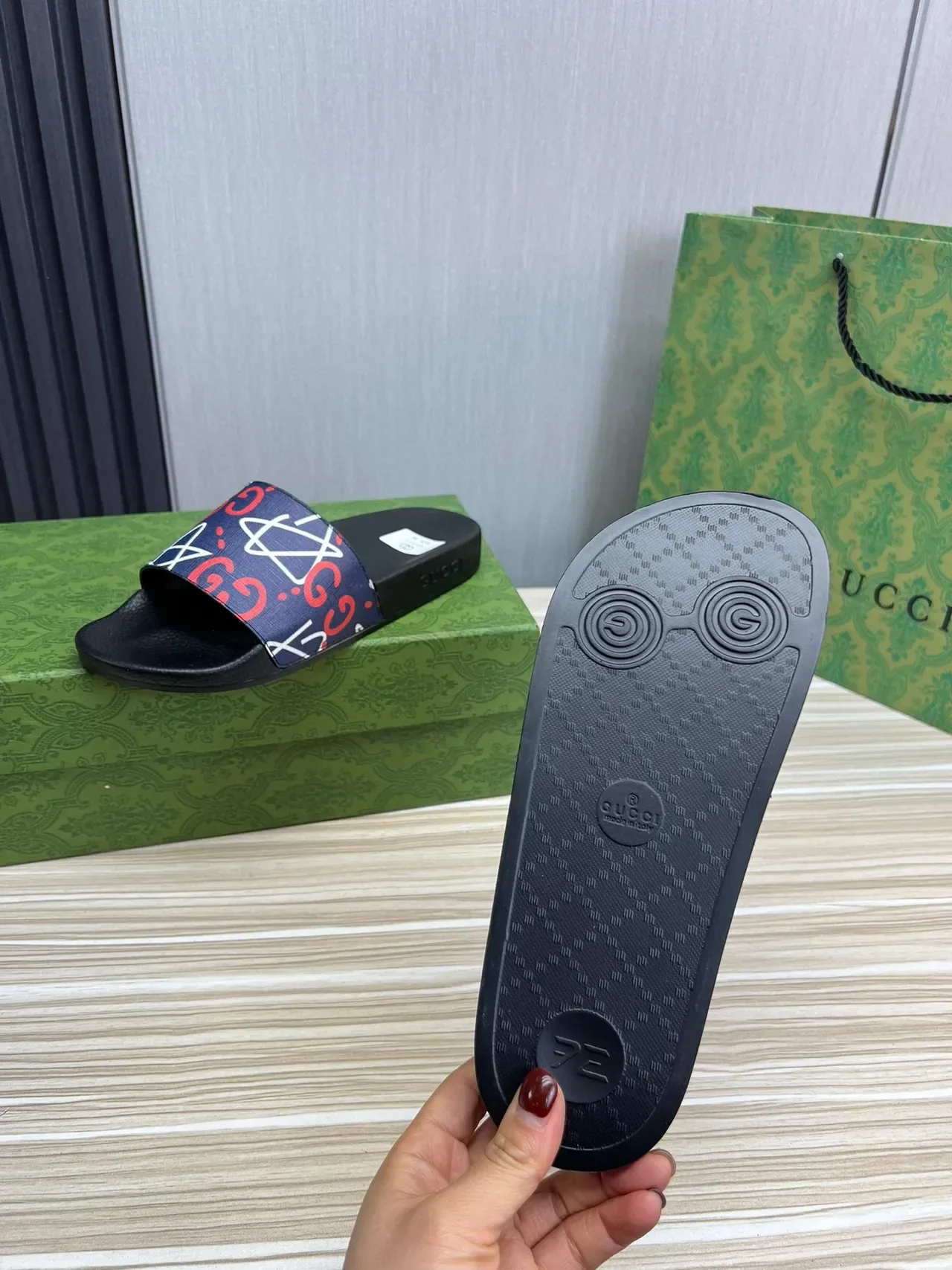 Gucci صندل أسود بحري قاعدة مطاطية حزام شبكي مطبوع 2