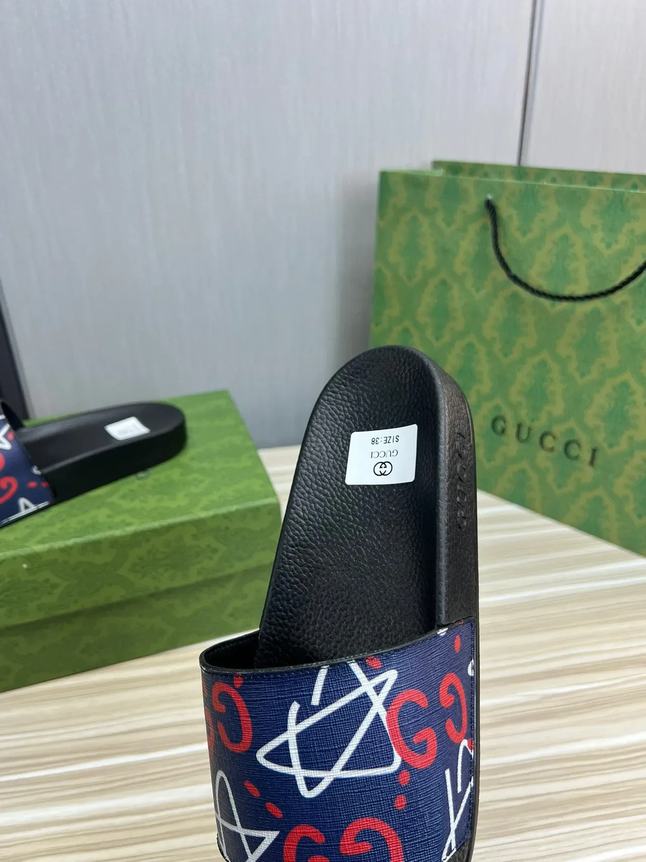 Gucci صندل أسود بحري قاعدة مطاطية حزام شبكي مطبوع 3