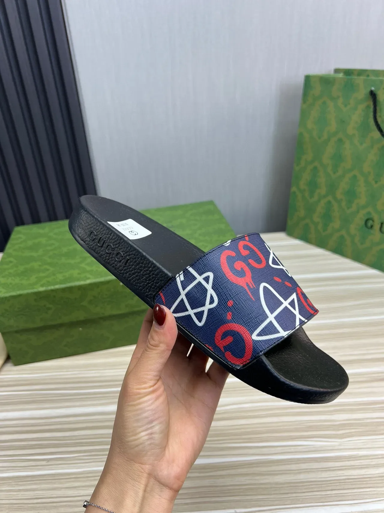 Gucci صندل أسود بحري قاعدة مطاطية حزام شبكي مطبوع 4
