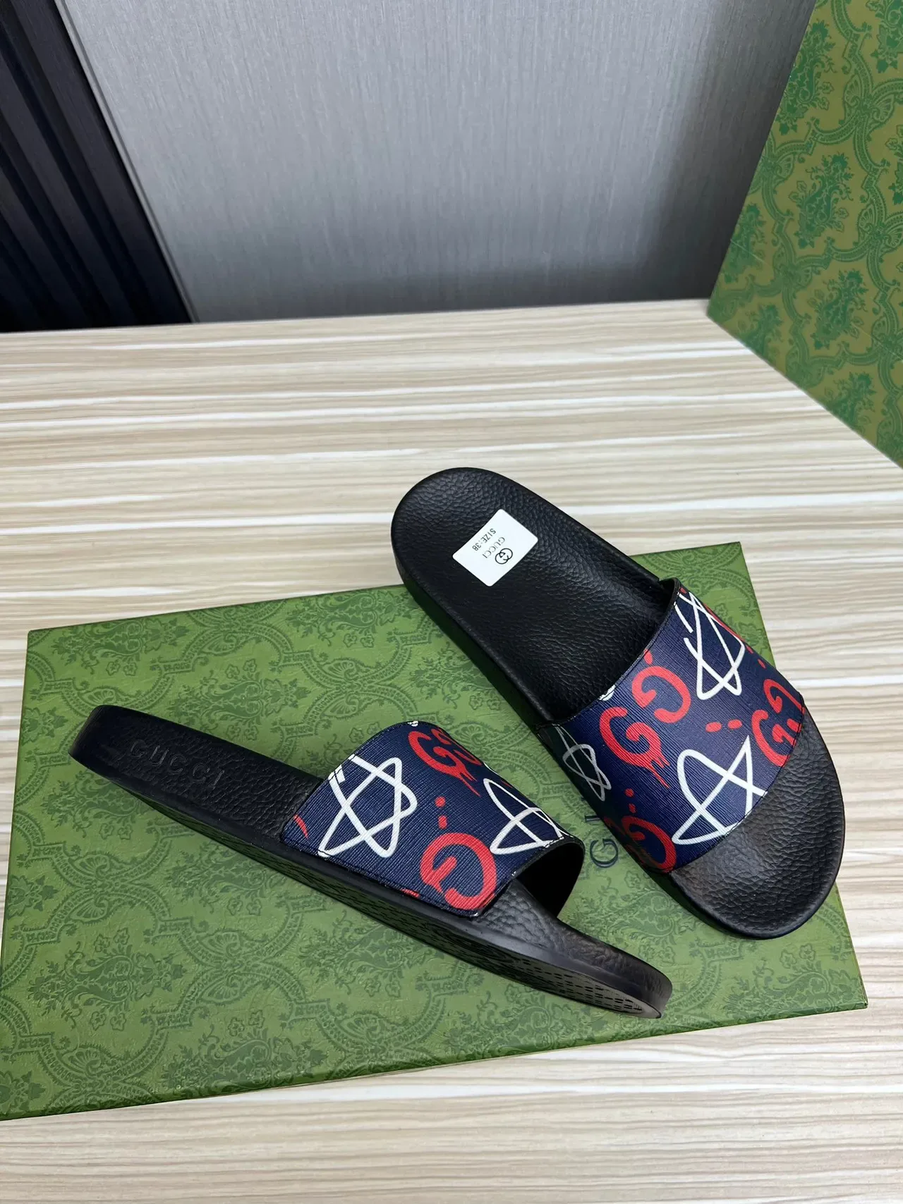 Gucci صندل أسود بحري قاعدة مطاطية حزام شبكي مطبوع 5