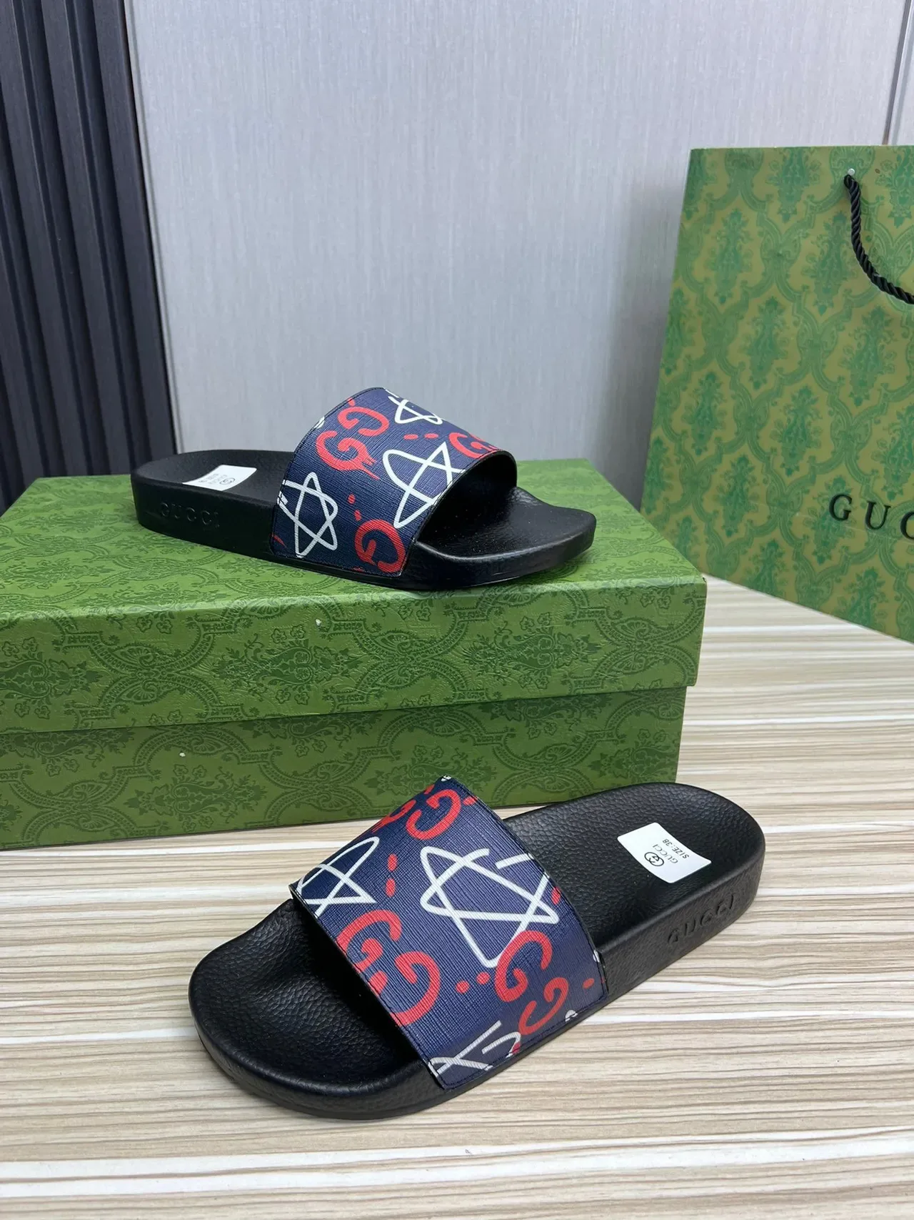 Gucci صندل أسود بحري قاعدة مطاطية حزام شبكي مطبوع 7