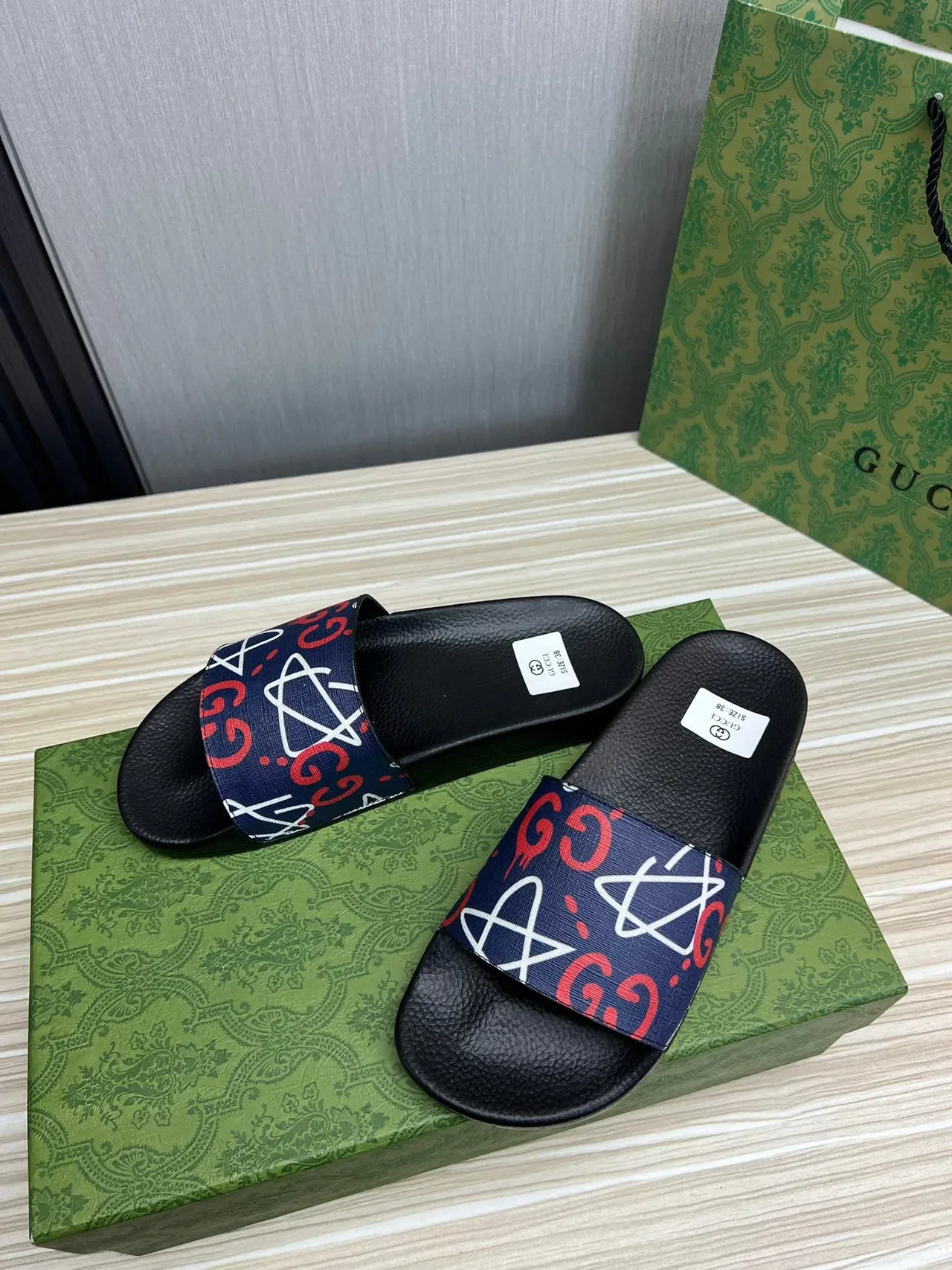Gucci صندل أسود بحري قاعدة مطاطية حزام شبكي مطبوع 8