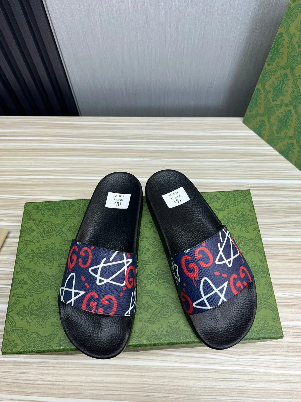 Gucci صندل أسود بحري قاعدة مطاطية حزام شبكي مطبوع 9