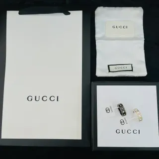 Gucci काला सफेद एनामेल बैंड स्टार मोटिफ रिंग