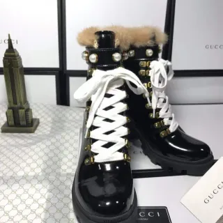 Gucci काला सफेद चमकदार पैटेंट लेदर मोती और सोने की आइलेट हार्डवेयर एंक्ल बूट