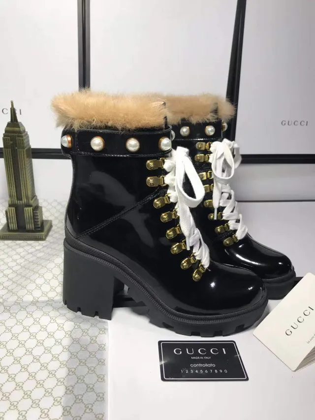 Gucci काला सफेद चमकदार पैटेंट लेदर मोती और सोने की आइलेट हार्डवेयर एंक्ल बूट 2